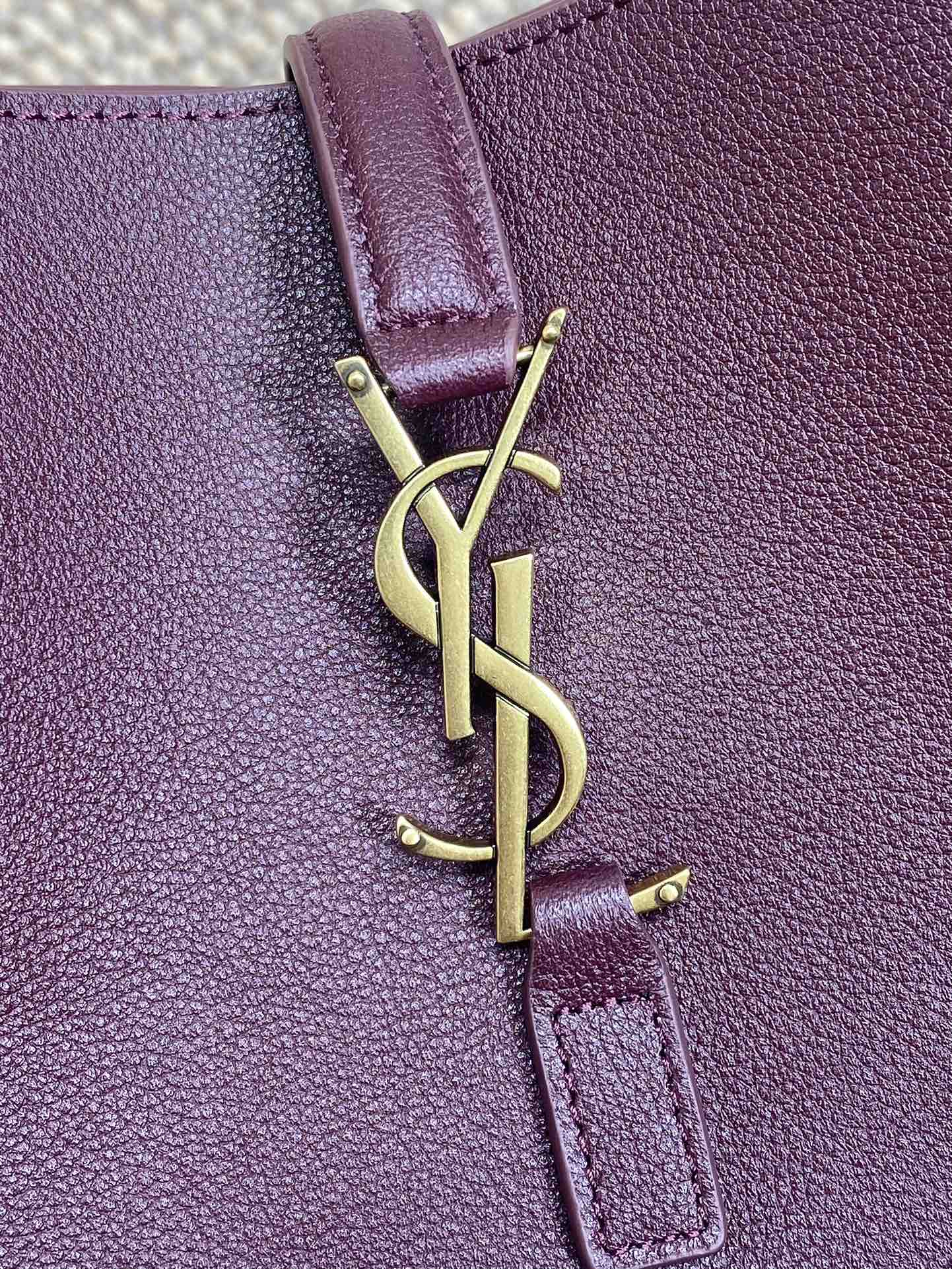 LE 5 À 7 SMALL SUPPLE 22 IN GRAPE PURPLE CALFSKIN GOLD BUCKLE