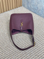 LE 5 À 7 SMALL SUPPLE 22 IN GRAPE PURPLE CALFSKIN GOLD BUCKLE