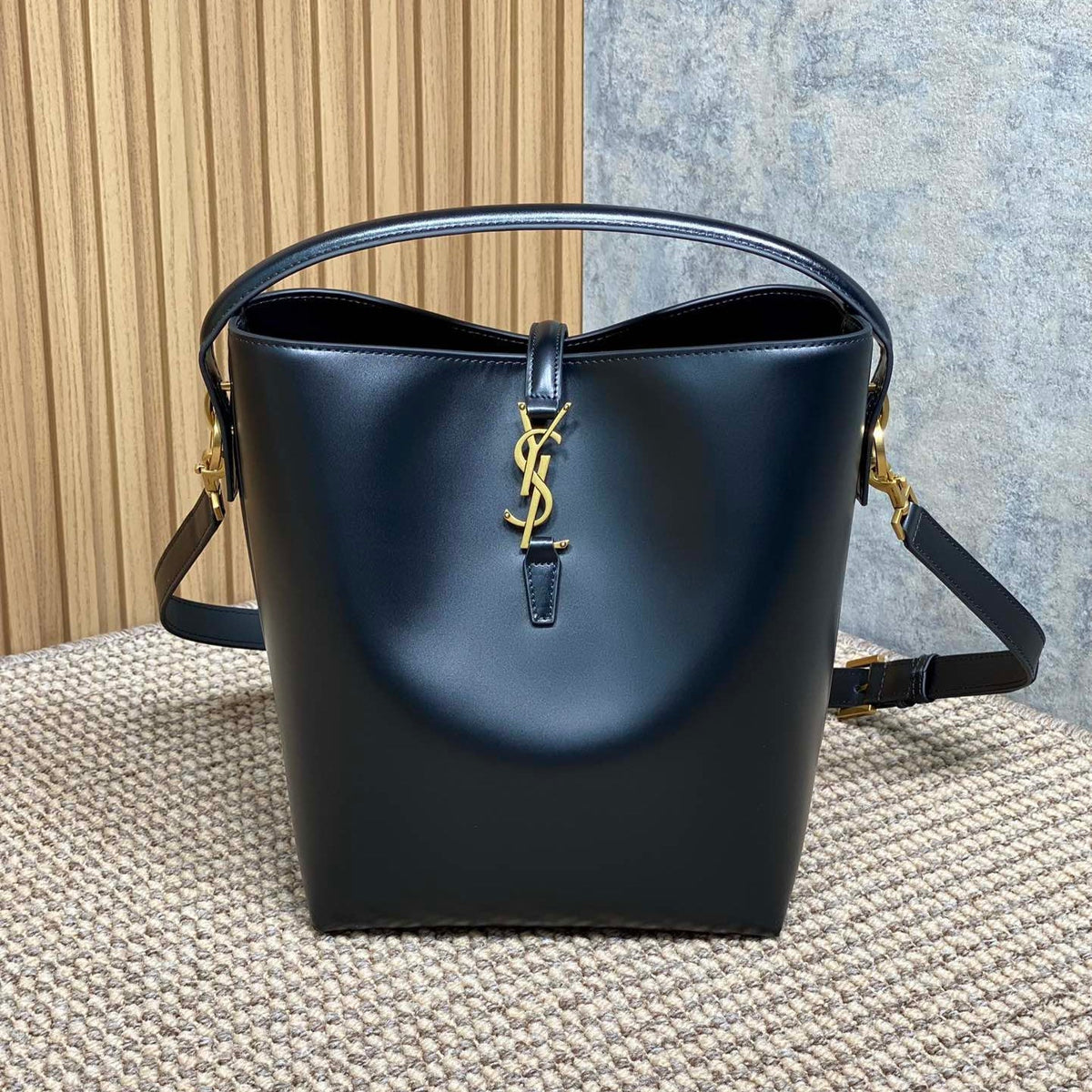 LE 37 MEDIUM BUCKET BAG 25 IN BLACK CALFSKIN GOLD HARDWARE