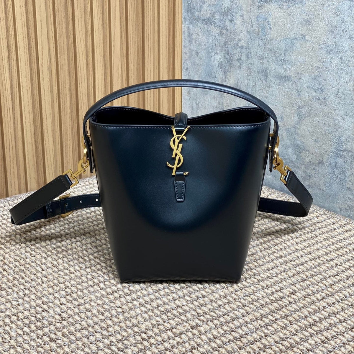 LE 37 SMALL BUCKET BAG 20 IN BLACK CALFSKIN GOLD HARDWARE