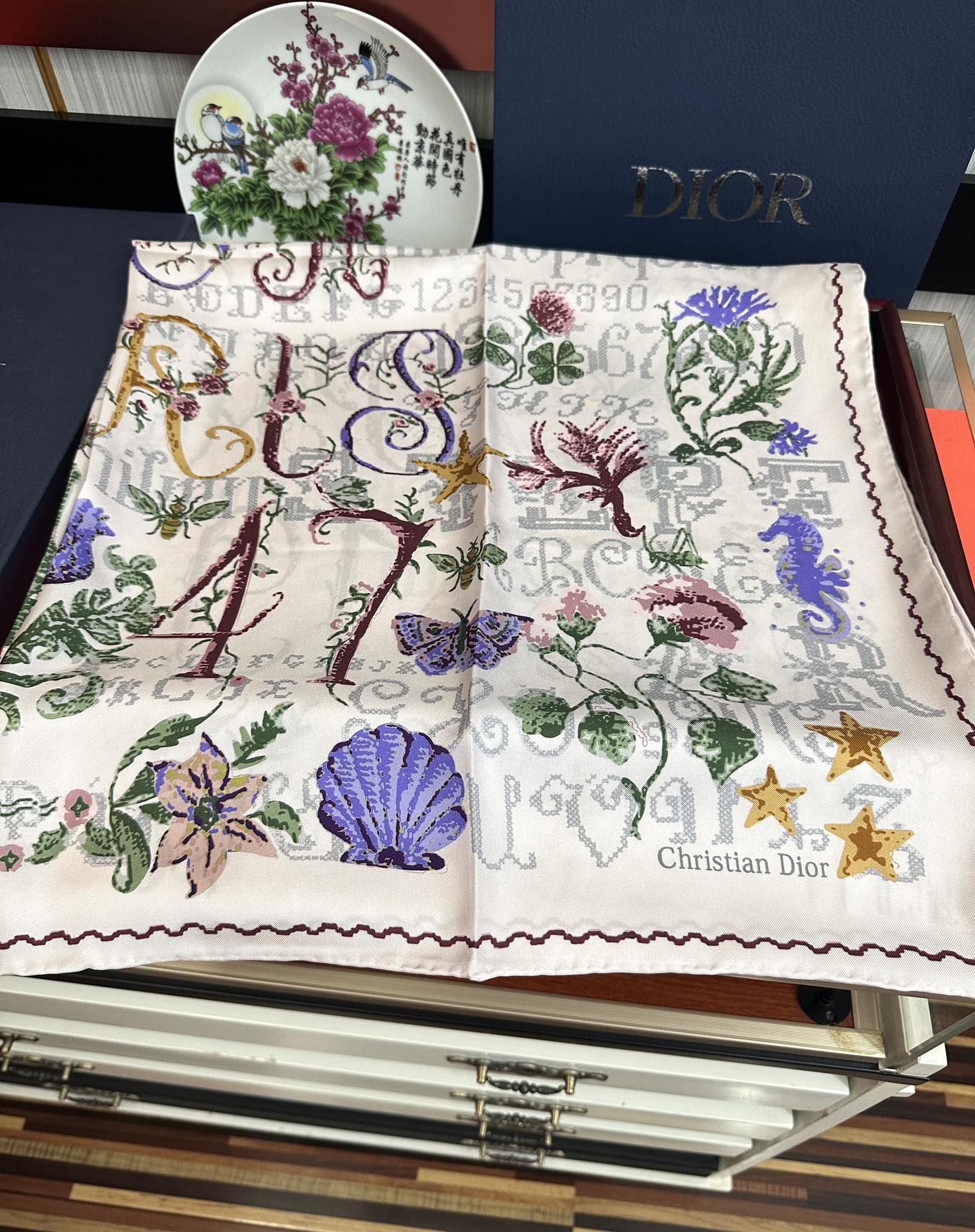 DIOR SQUARE SCARF 90 CM IN WHITE SILK MOTIF 735744