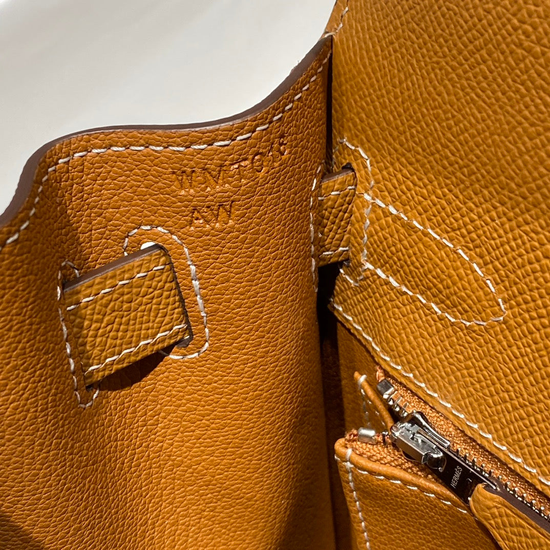 KELLY 28CM IN GOLD EPSOM CALFSKIN PALLADIUM HARDWARE