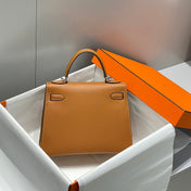 KELLY 28CM IN GOLD EPSOM CALFSKIN PALLADIUM HARDWARE