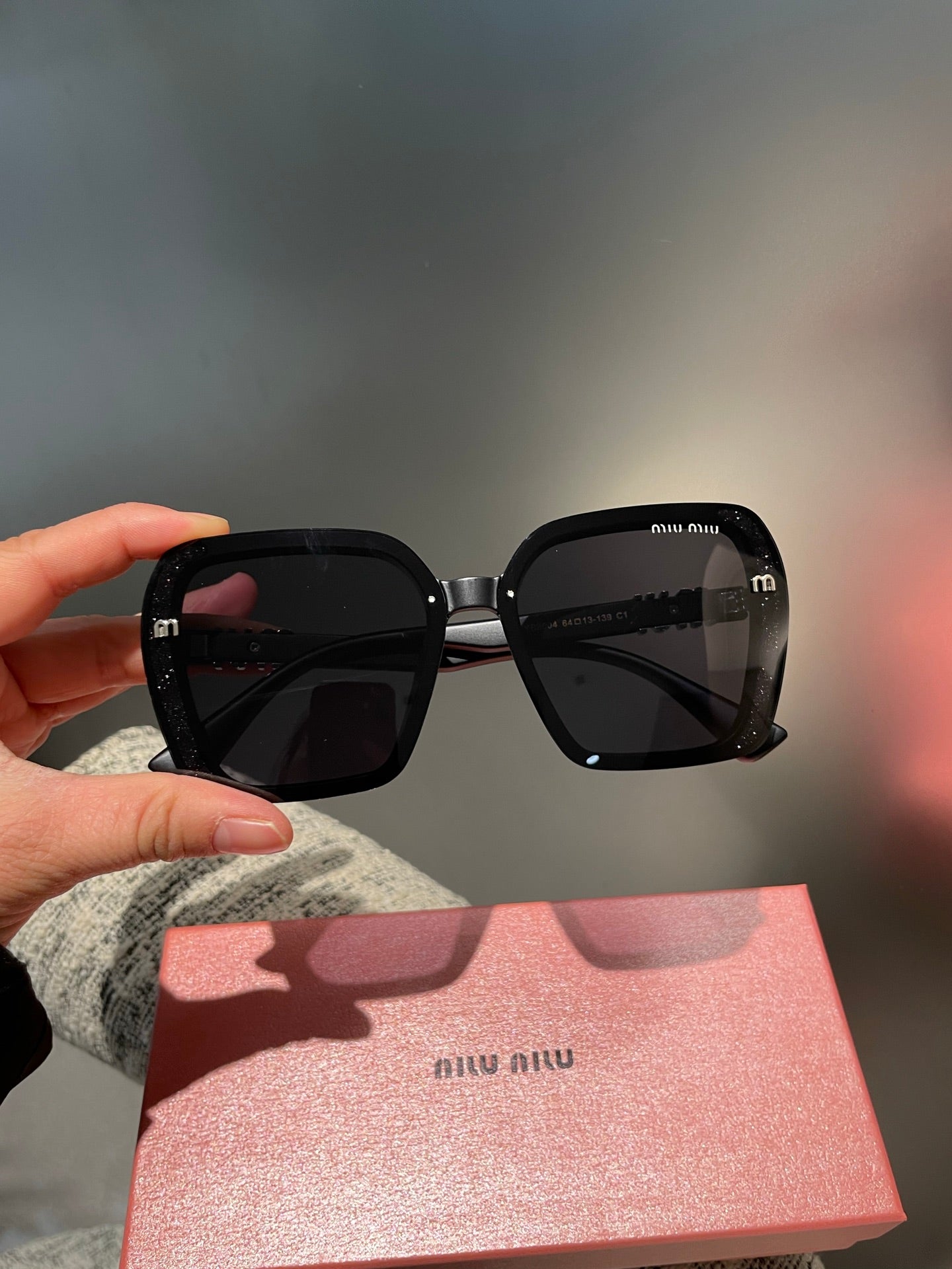 RUNWAY SQUARE SUNGLASSES 513100 IN BLACK ACETATE