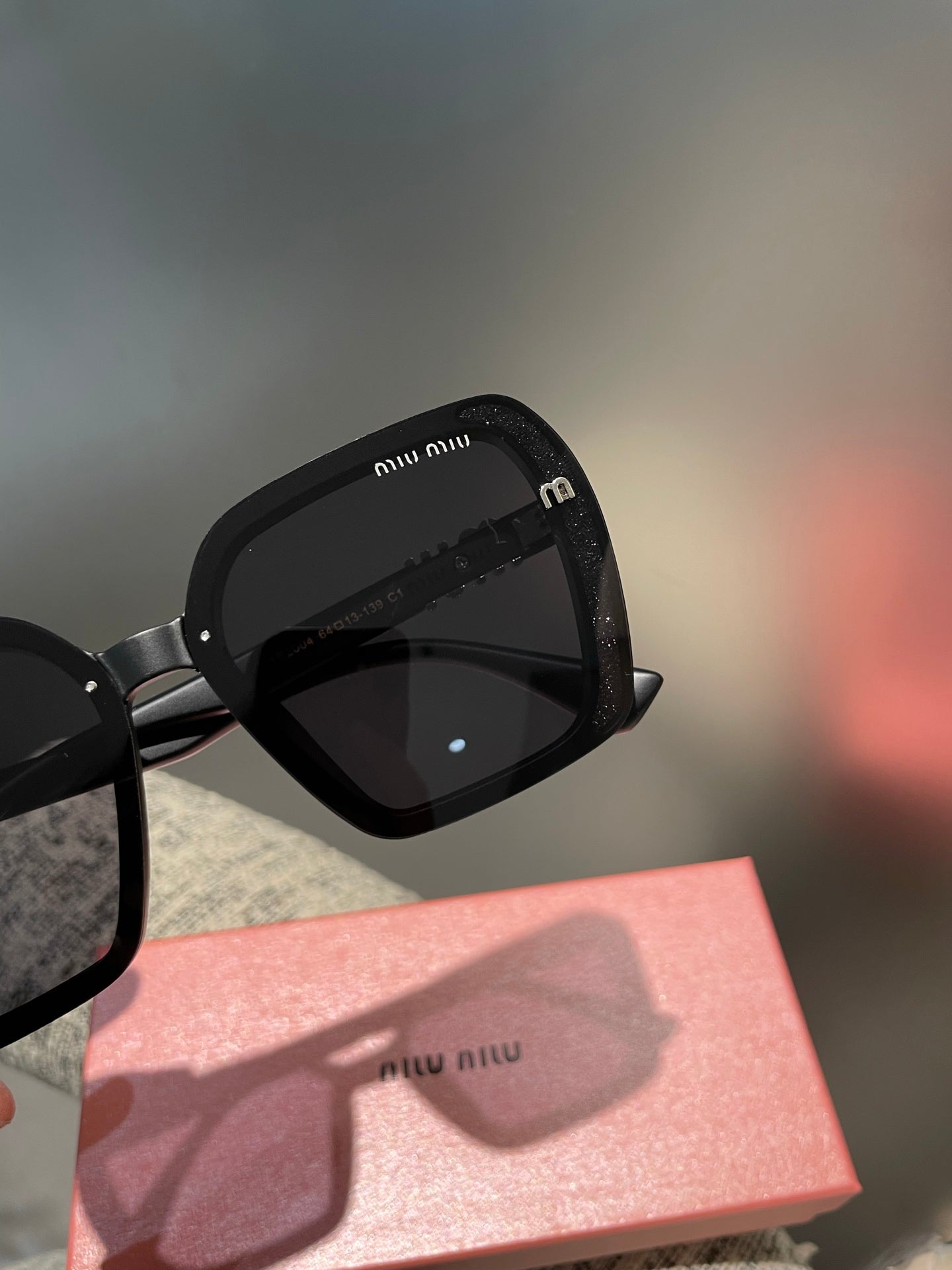 RUNWAY SQUARE SUNGLASSES 513100 IN BLACK ACETATE