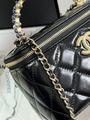 VANITY CASE 18 IN BLACK SHINY LAMBSKIN WITH PEARL HANDLE