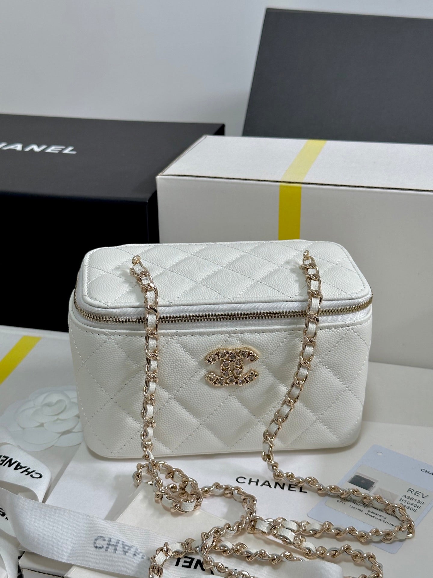 VANITY CASE 17 CRYSTAL STUDDED LOGO IN WHITE CALFSKIN GOLD HARDWARE