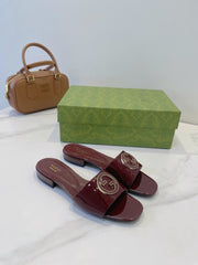 SLIDE SANDALS IN WINE RED GLOSSY SHEEPSKIN ENAMELLED ROUND INTERLOCKING G