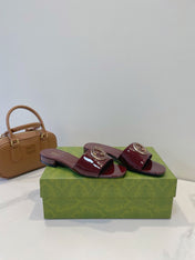SLIDE SANDALS IN WINE RED GLOSSY SHEEPSKIN ENAMELLED ROUND INTERLOCKING G