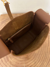 LE 5 À 7  SUPPLE SMALL 22 IN  CARAMEL BROWN SUEDE