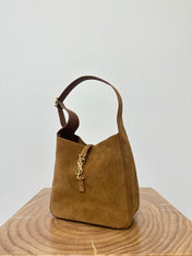 LE 5 À 7  SUPPLE SMALL 22 IN  CARAMEL BROWN SUEDE