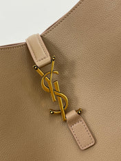 LE 5 À 7 LARGE SUPPLE 31 IN LIGHT BROWN GRAINED CALFSKIN