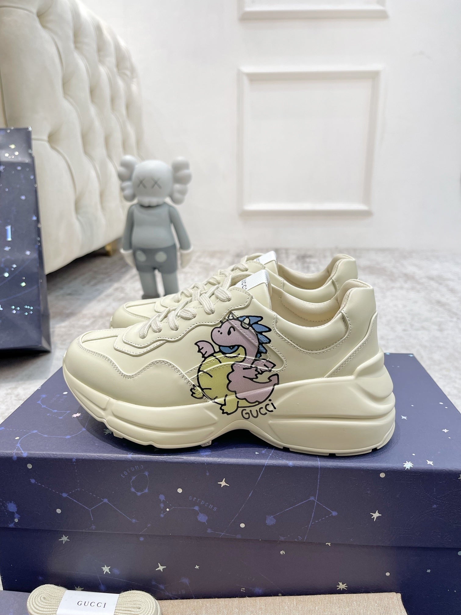 GG RHYTON TRAINER WHITE LAMBSKIN WITH PURPLE DINO MOTIF