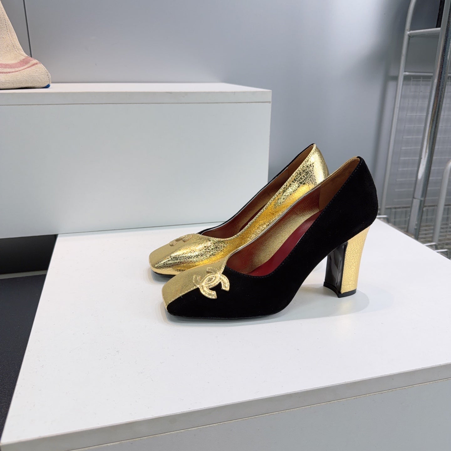 CHANEL 26S SQUARE-TOE HIGH HEELS 95 MM IN GOLD LAMBSKIN AND BLACK SUEDE