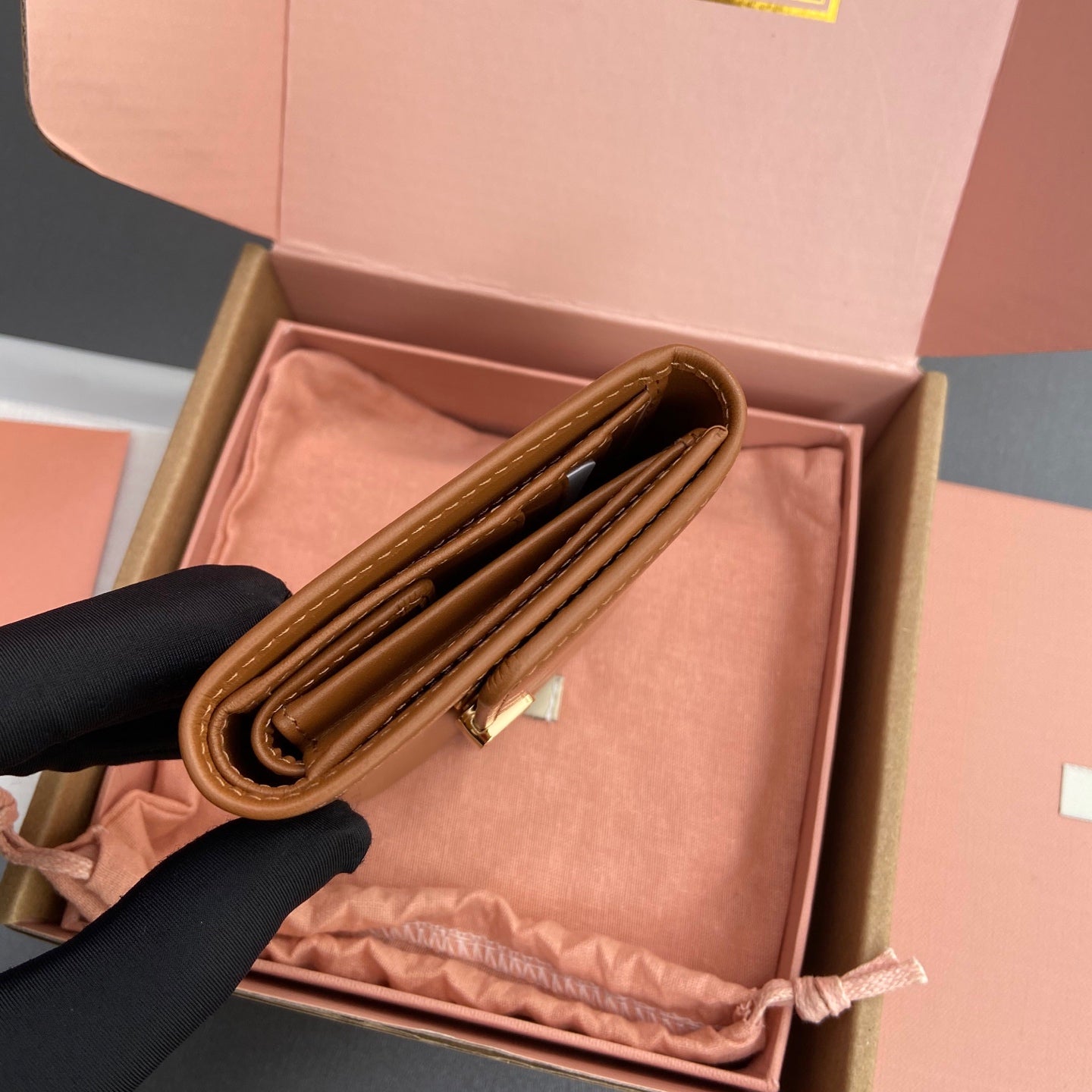 WALLET 12 IN SANTA FE BROWN SMOOTH CALFSKIN GOLD HARDWARE