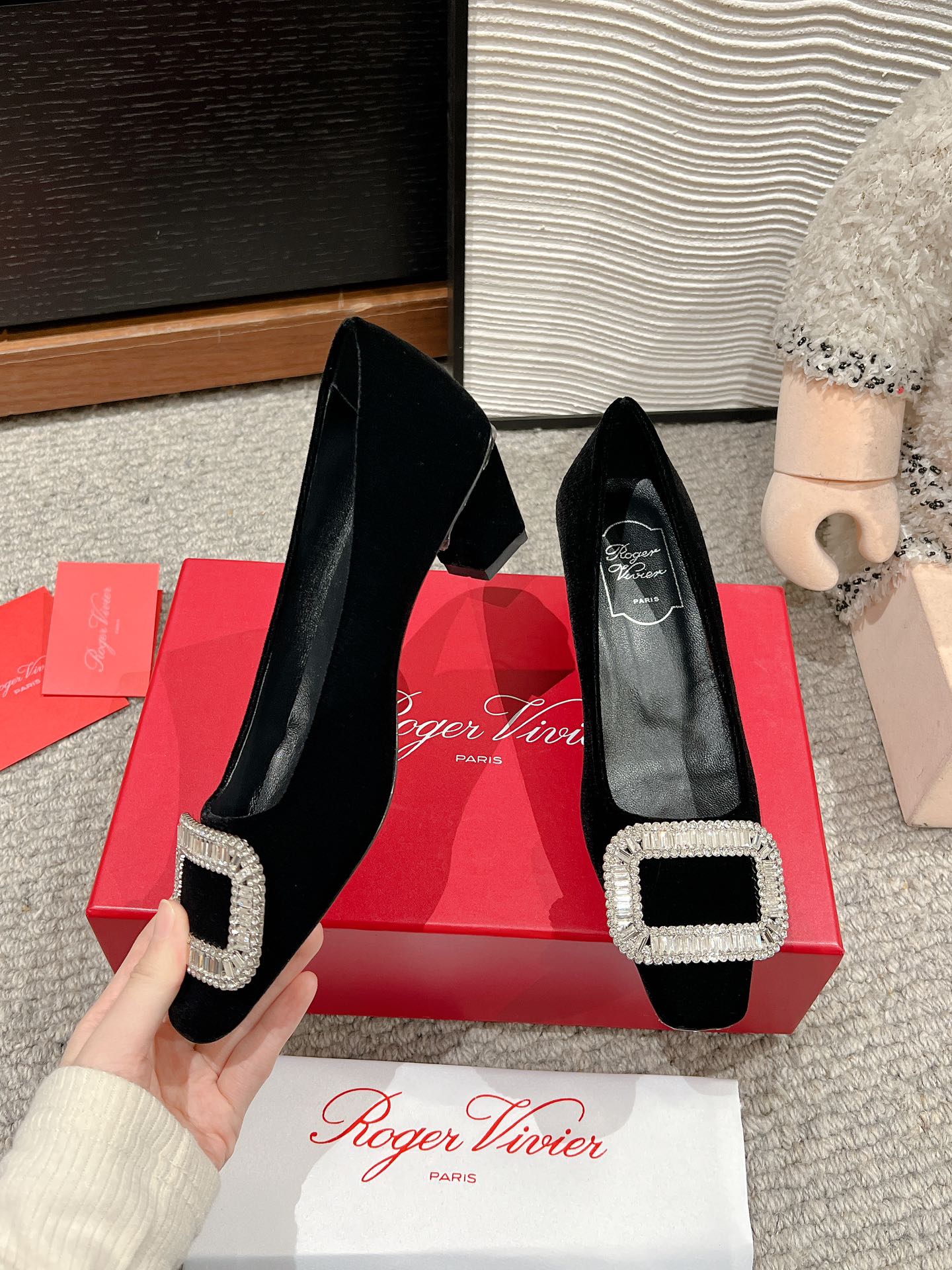 BELLE VIVIER PUMPS IN BLACK VELVET