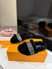 FURRY SLIPPER IN BLACK SHEARLING