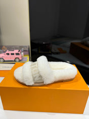 FURRY SLIPPER IN WHITE SHEARLING