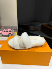 FURRY SLIPPER IN WHITE SHEARLING
