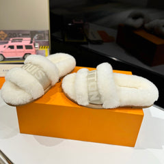 FURRY SLIPPER IN WHITE SHEARLING