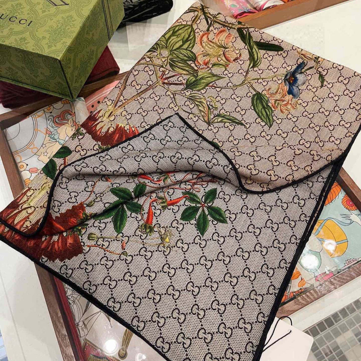 GUCCI 25S SCARF 180 IN CASHMERE 738505