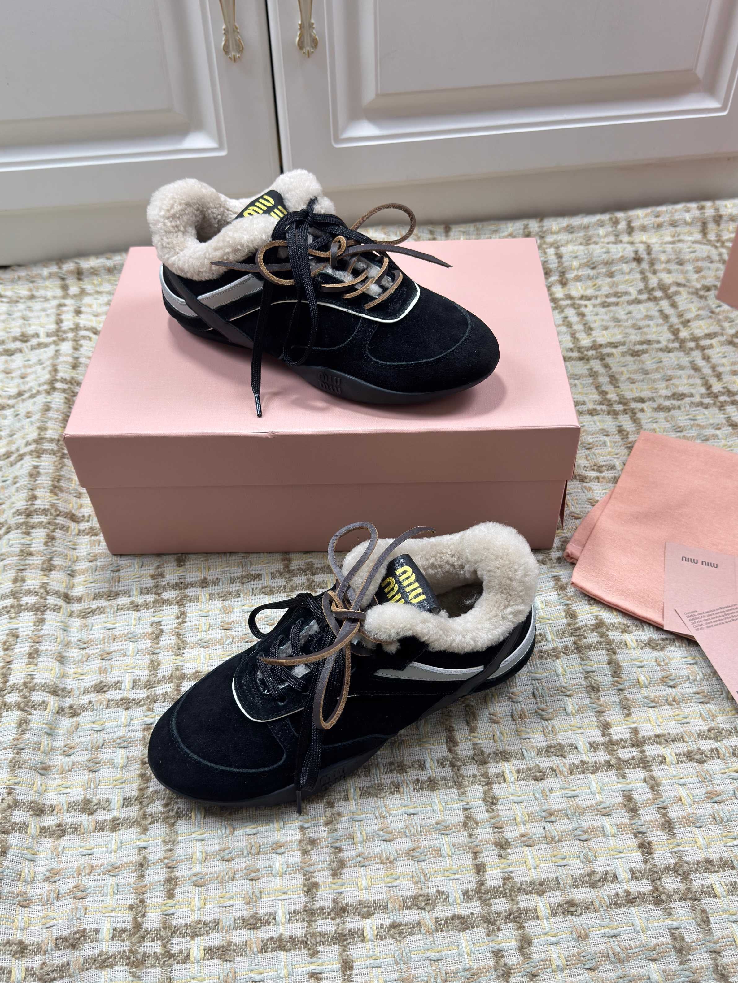 MIUMIU 26S SNEAKERS IN BLACK SUEDE AND SHEARLING