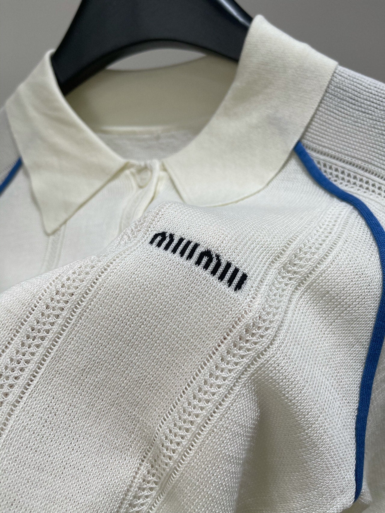 MIUMIU SHORT-SLEEVE RAGLAN POLO SHIRT IN BLUE AND WHITE 267966