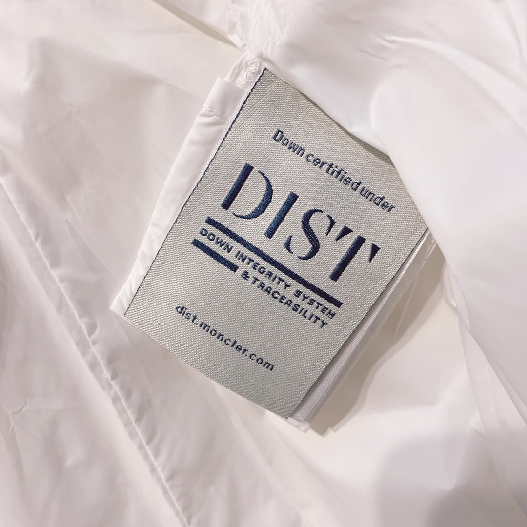 MONCLER 25S COAT IN WHITE 056