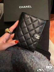 CC BIFOLD WALLET CAVIAR 14 BLACK GRAINED CALFSKIN