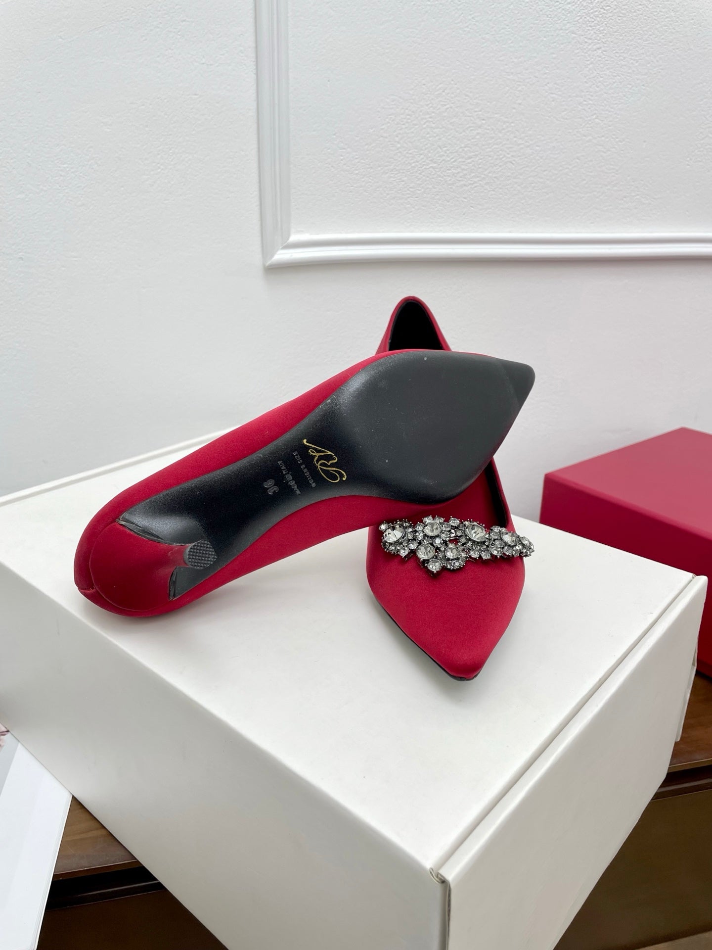 EFFLORESCENCE PUMPS IN RED GLITTER FABRIC