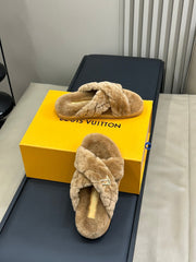 LV WOMEN'S SUNSET COMFORT FLAT MULE IN CAMEL BROWN FLEECE