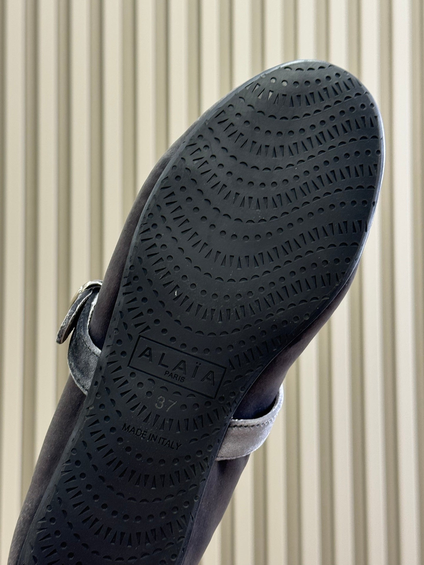 ALAIA 25S BALLET FLATS IN GREY VELVET