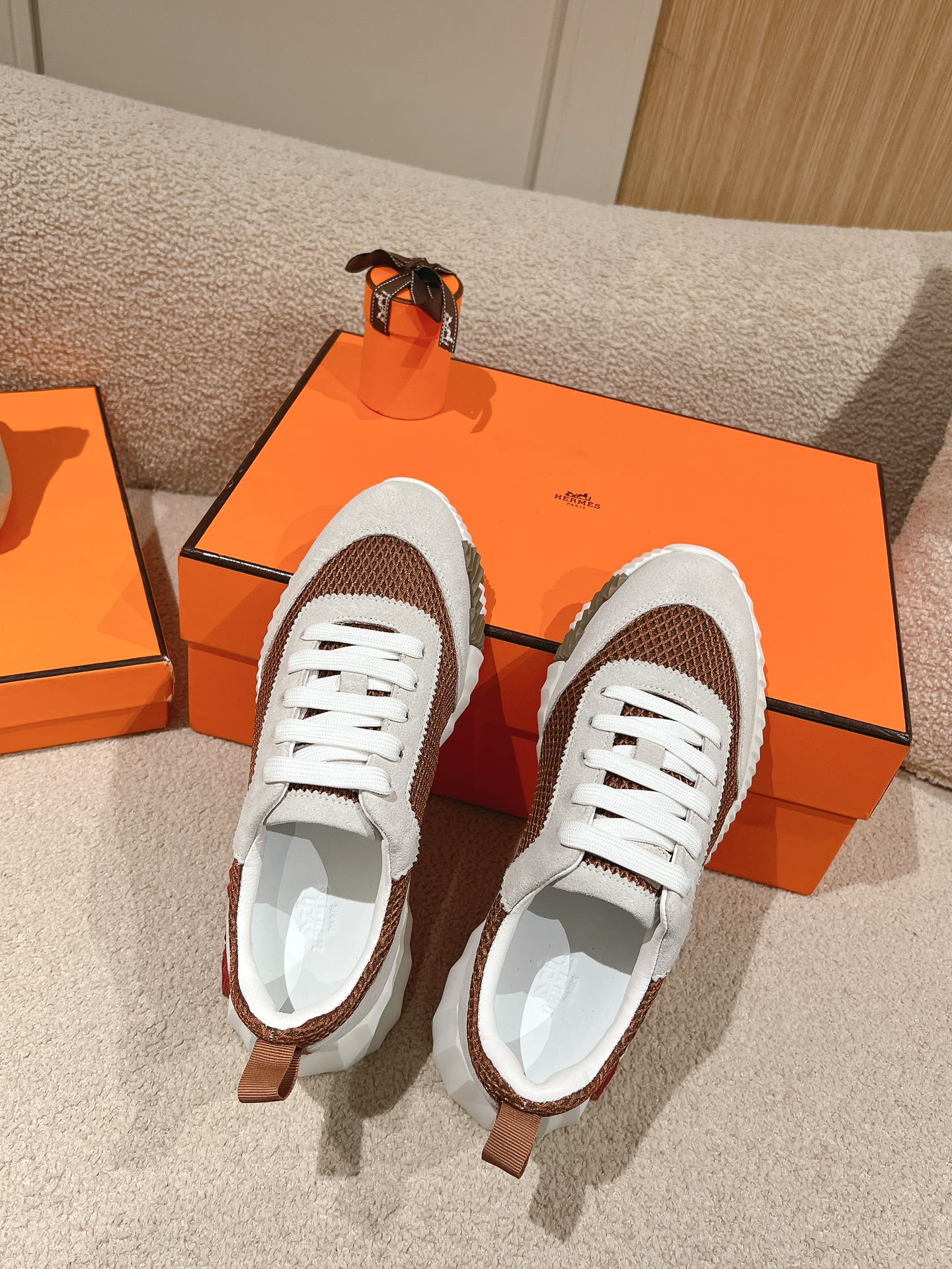 MAINLAND SNEAKER IN PALE GRAY SUEDE AND CARAMEL BROWN BREATHABLE MESH FABRIC