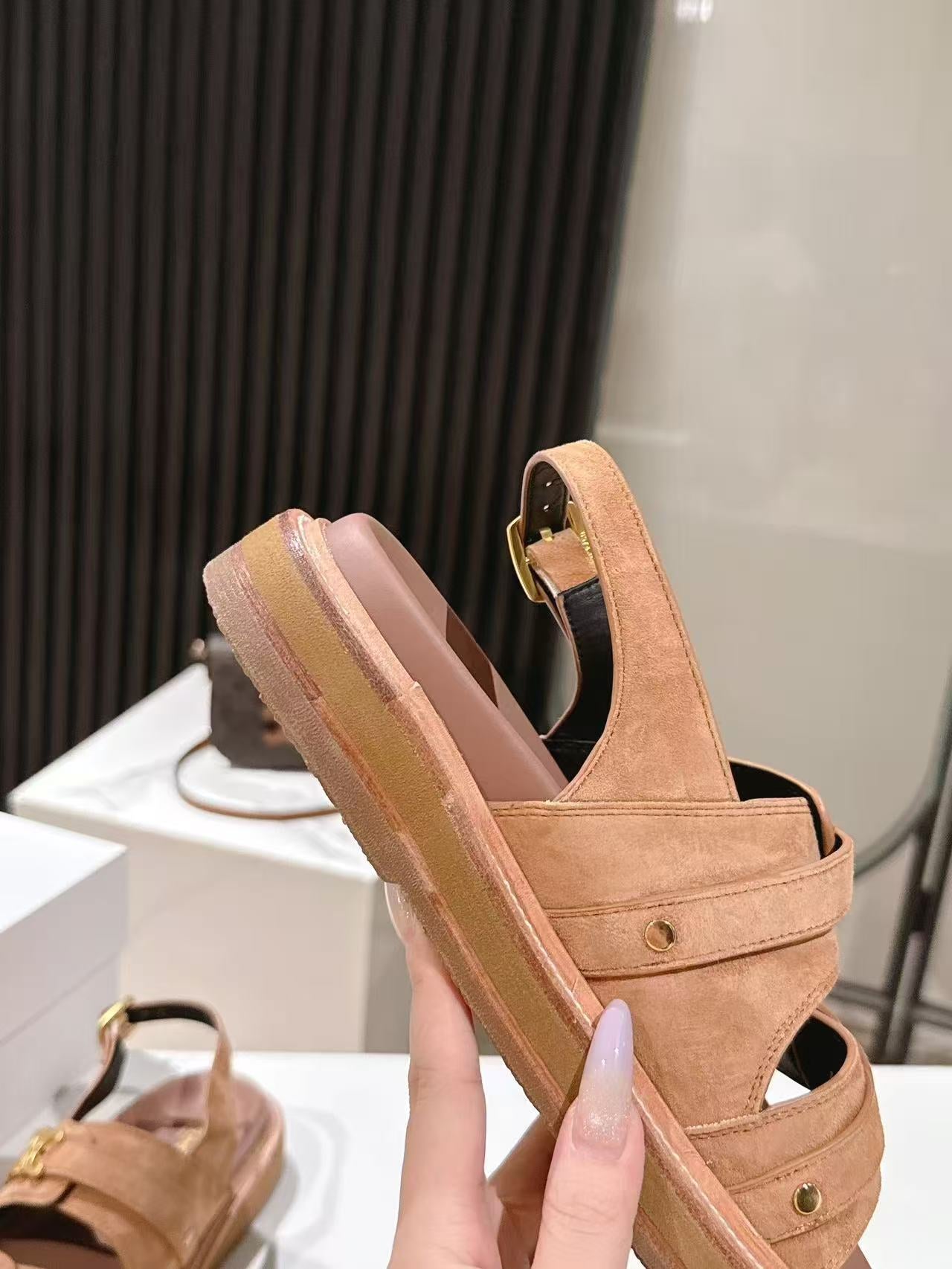 CELINE 25S TIPPI TRIOMPHE SANDAL IN BROWN CALFSKIN SUEDE