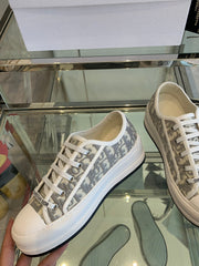 WALK'N PLATFORM SNEAKER IN DOLPHIN GRAY EMBROIDERY ICONIC PATTERNS FABRIC