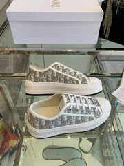 WALK'N PLATFORM SNEAKER IN DOLPHIN GRAY EMBROIDERY ICONIC PATTERNS FABRIC