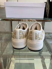 WALK'N PLATFORM SNEAKER IN WHITE-GOLD TONE EMBROIDERED FABRIC