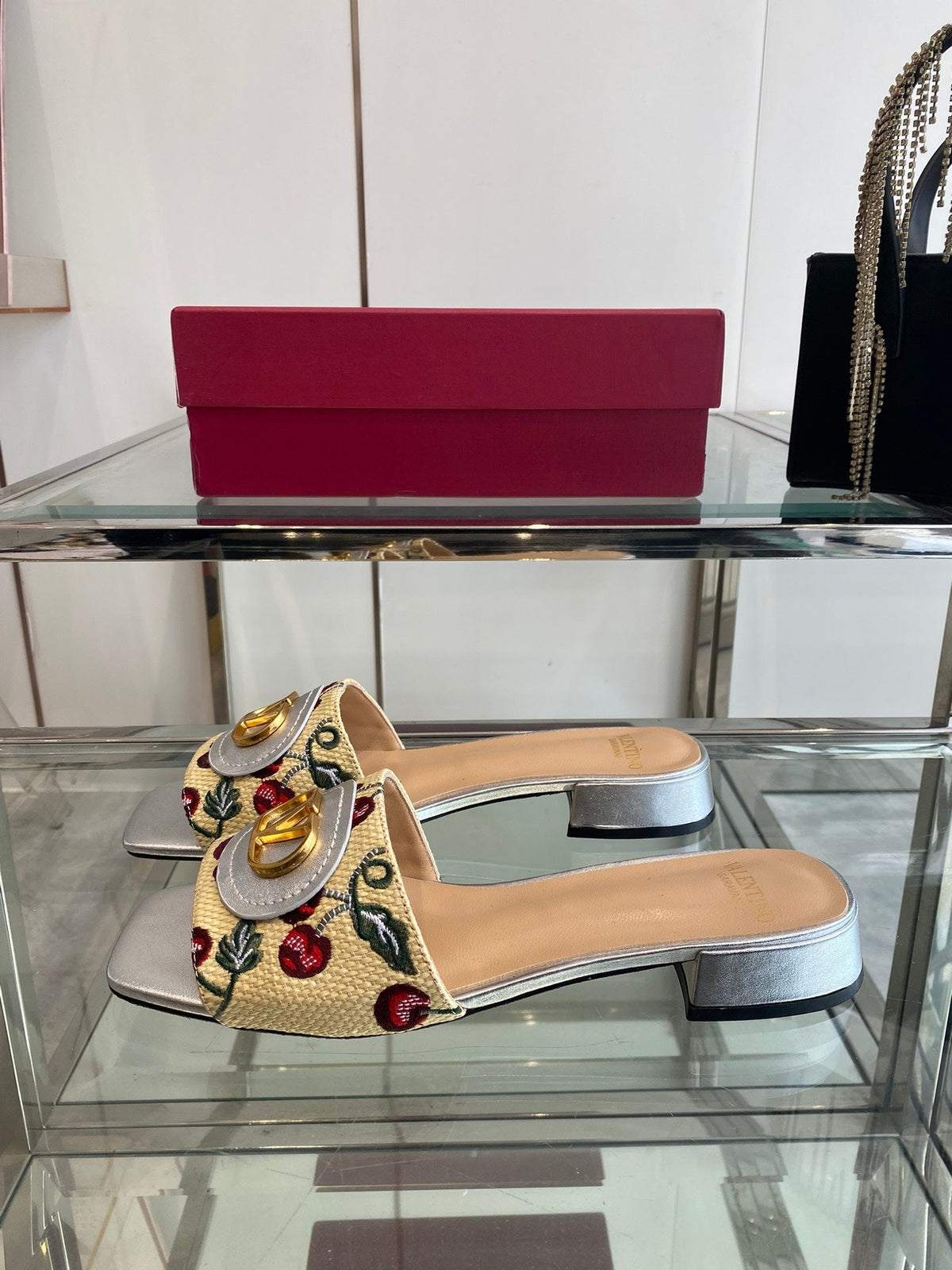 VLTN HIGH HEEL 25S 30 MM IN BEIGE FABRIC AND SILVER LAMBSKIN WITH EMBROIDERED CHERRY MOTIF