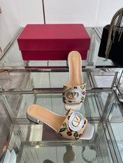 VLTN HIGH HEEL 25S 30 MM IN BEIGE FABRIC AND SILVER LAMBSKIN WITH EMBROIDERED CHERRY MOTIF