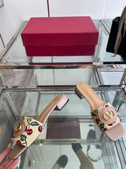 VLTN HIGH HEEL 25S 30 MM IN BEIGE FABRIC AND MUTED PINK LAMBSKIN WITH EMBROIDERED CHERRY MOTIF