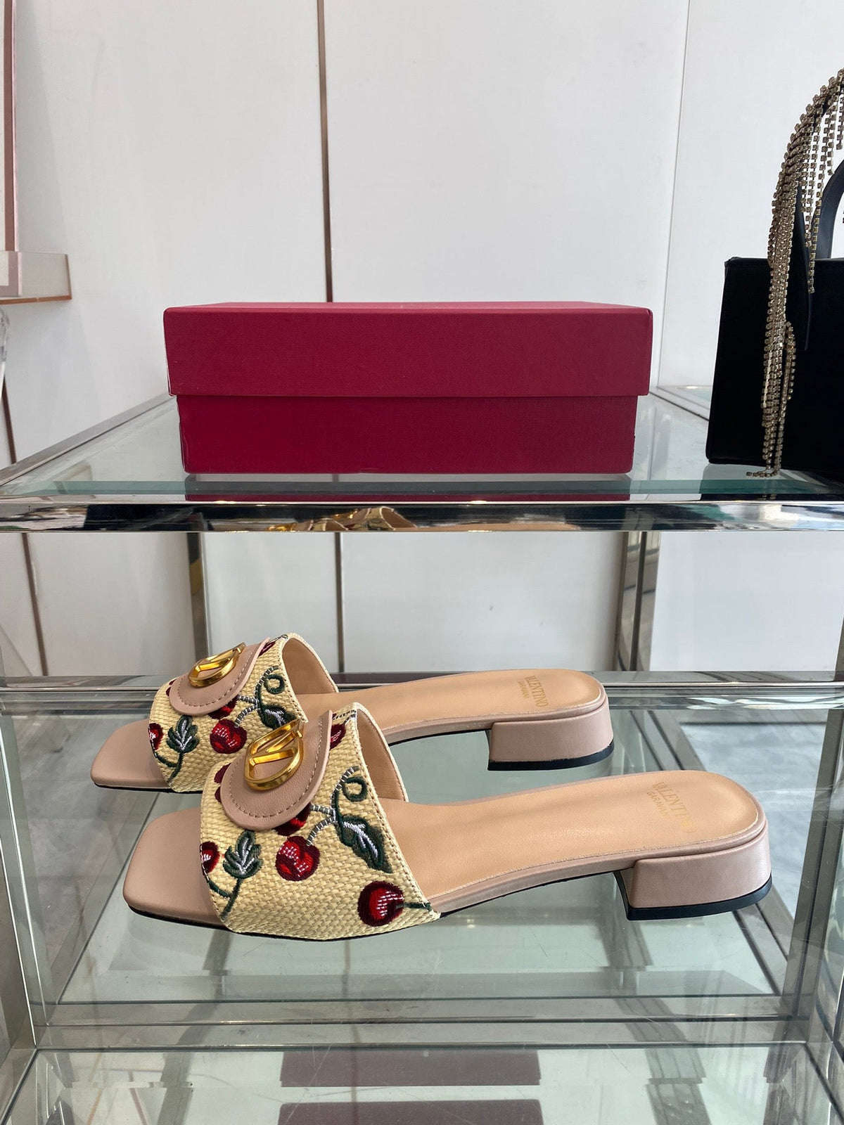 VLTN HIGH HEEL 25S 30 MM IN BEIGE FABRIC AND MUTED PINK LAMBSKIN WITH EMBROIDERED CHERRY MOTIF
