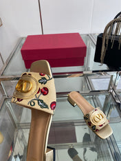 VLTN HIGH HEEL 25S 30 MM IN BEIGE FABRIC AND GOLD LAMBSKIN WITH EMBROIDERED CHERRY MOTIF