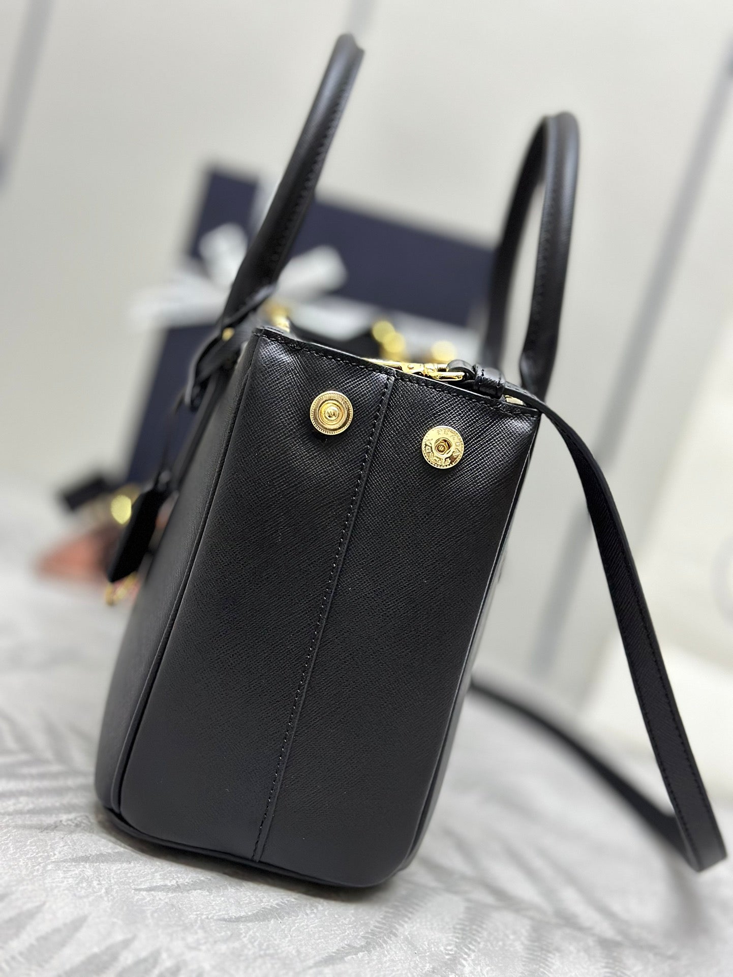 PRADA 25S GALLERIA LARGE BAG 28 IN BLACK CALFSKIN GOLD HARDWRE