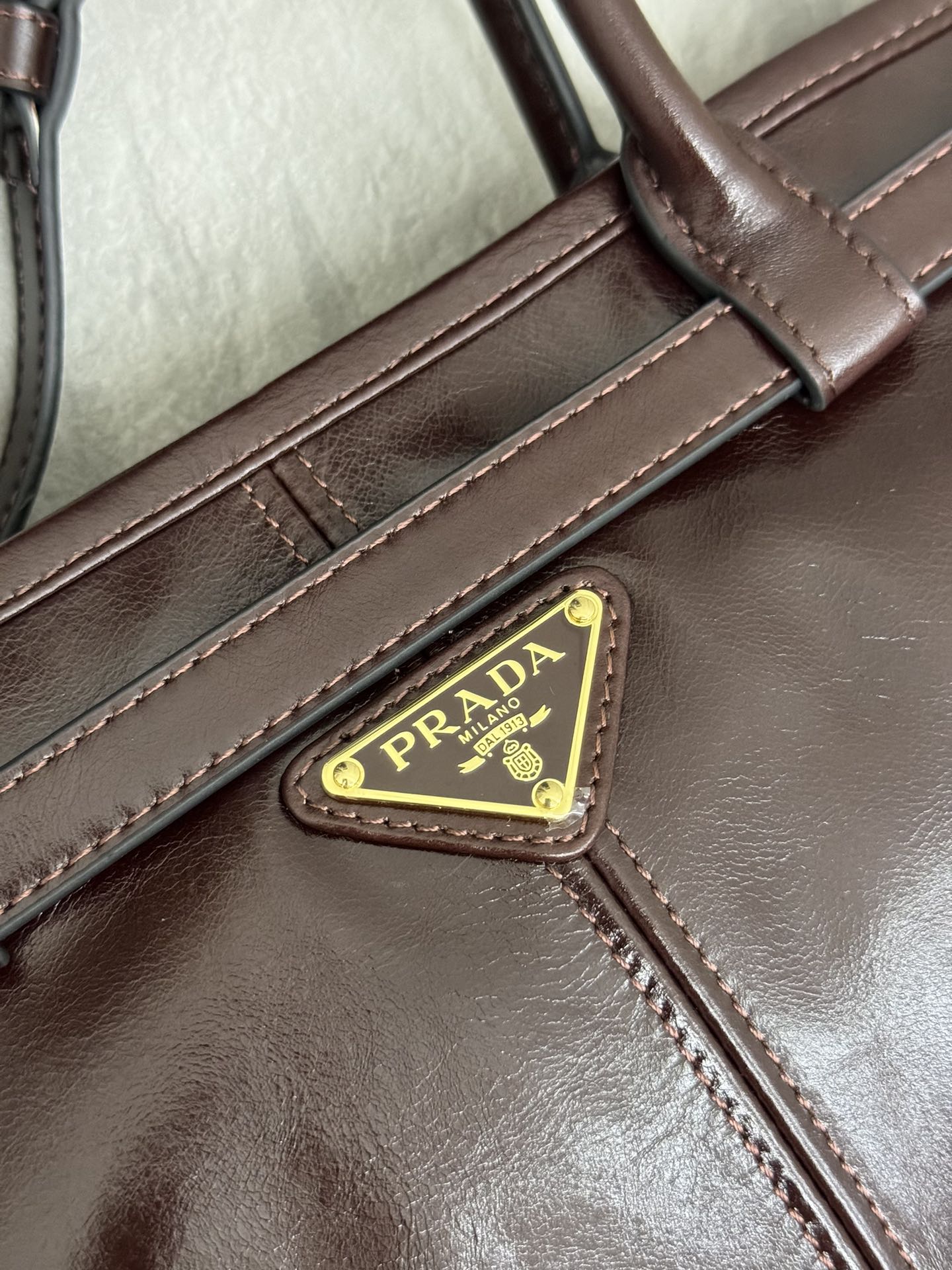 PRADA 25S BONNIE LARGE HANDBAG 38 IN DARK BROWN GLOSSY CALFSKIN GOLD HARDWARE