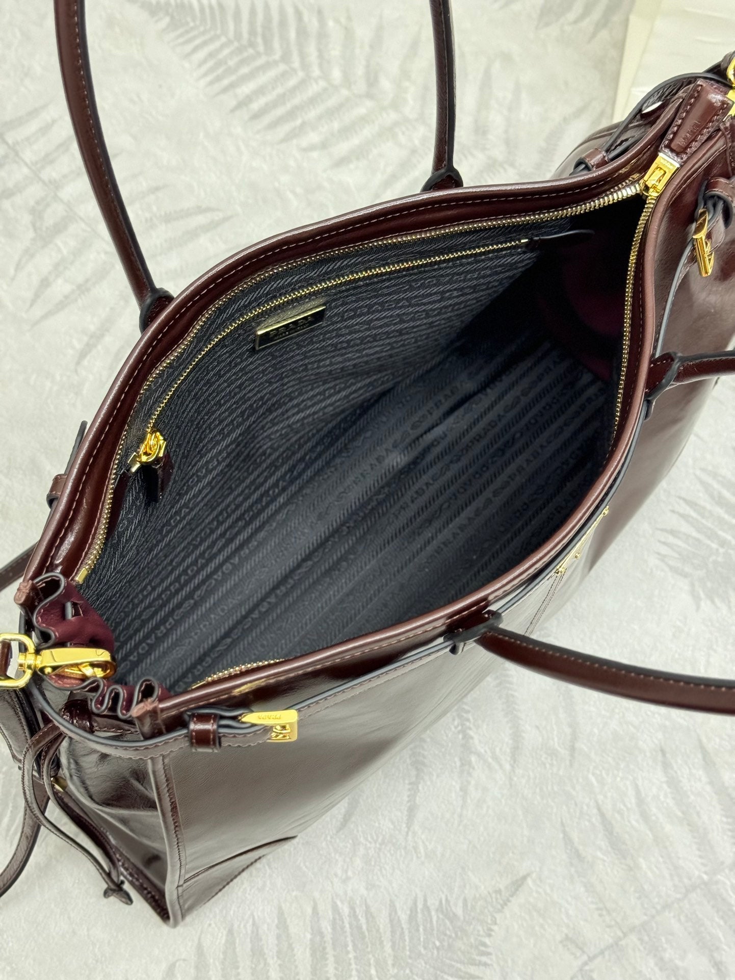 PRADA 25S BONNIE EXTRA-LARGE 42 IN DARK BROWN GLOSSY CALFSKIN GOLD HARDWRE