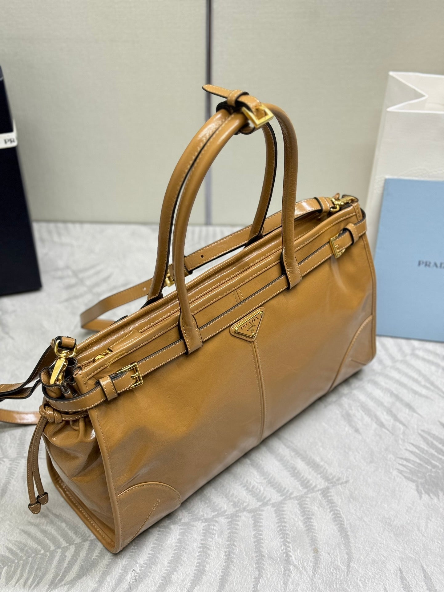 PRADA 25S BONNIE LARGE HANDBAG 38 IN GOLDEN BROWN CALFSKIN GOLD HARDWARE