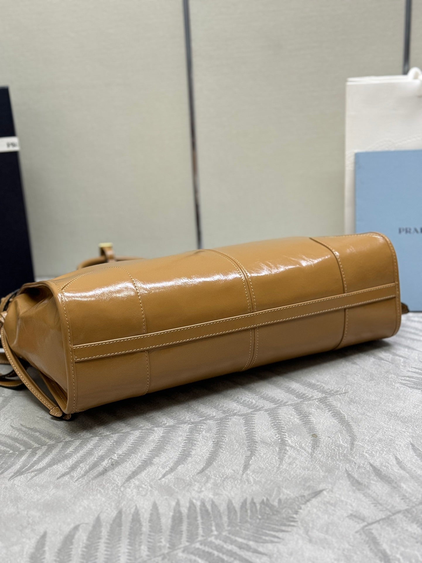 PRADA 25S BONNIE LARGE HANDBAG 38 IN GOLDEN BROWN CALFSKIN GOLD HARDWARE