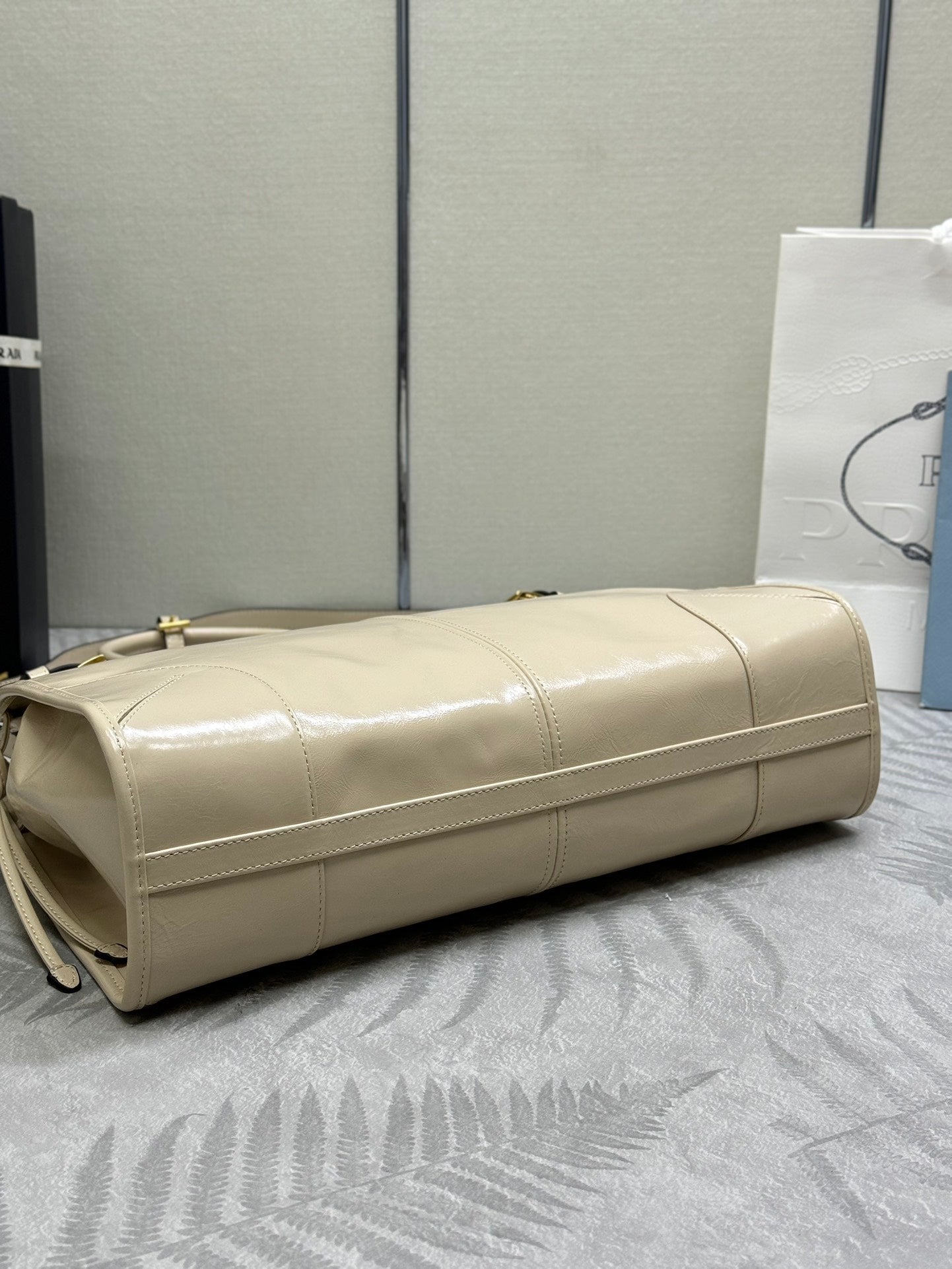 PRADA 25S BONNIE LARGE HANDBAG 38 IN BEIGE CALFSKIN GOLD HARDWRE