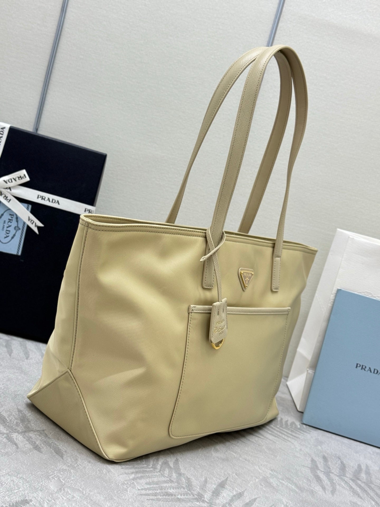 PRADA 25S RE-EDITION 1978 MEDIUM 35 IN DESERT BEIGE NYLON AND SAFFIANO CALFSKIN