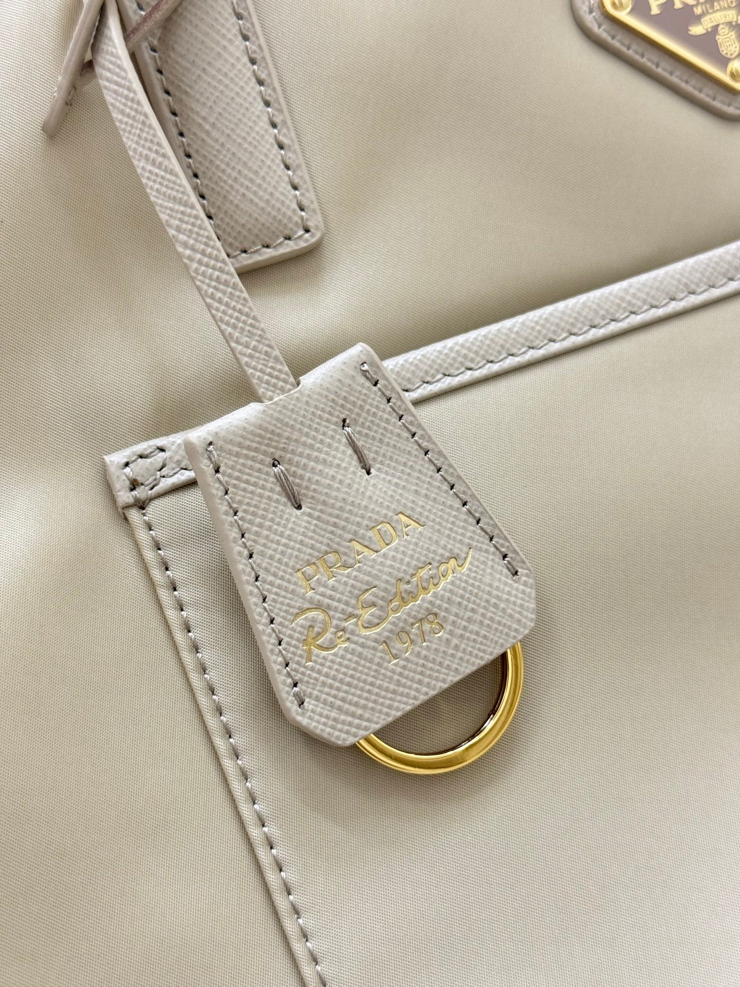 PRADA 25S RE-EDITION 1978 MEDIUM 35 IN DESERT BEIGE NYLON AND SAFFIANO CALFSKIN